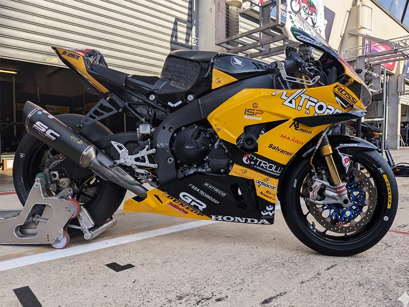 moto-con-sponsor-evento-sportivo